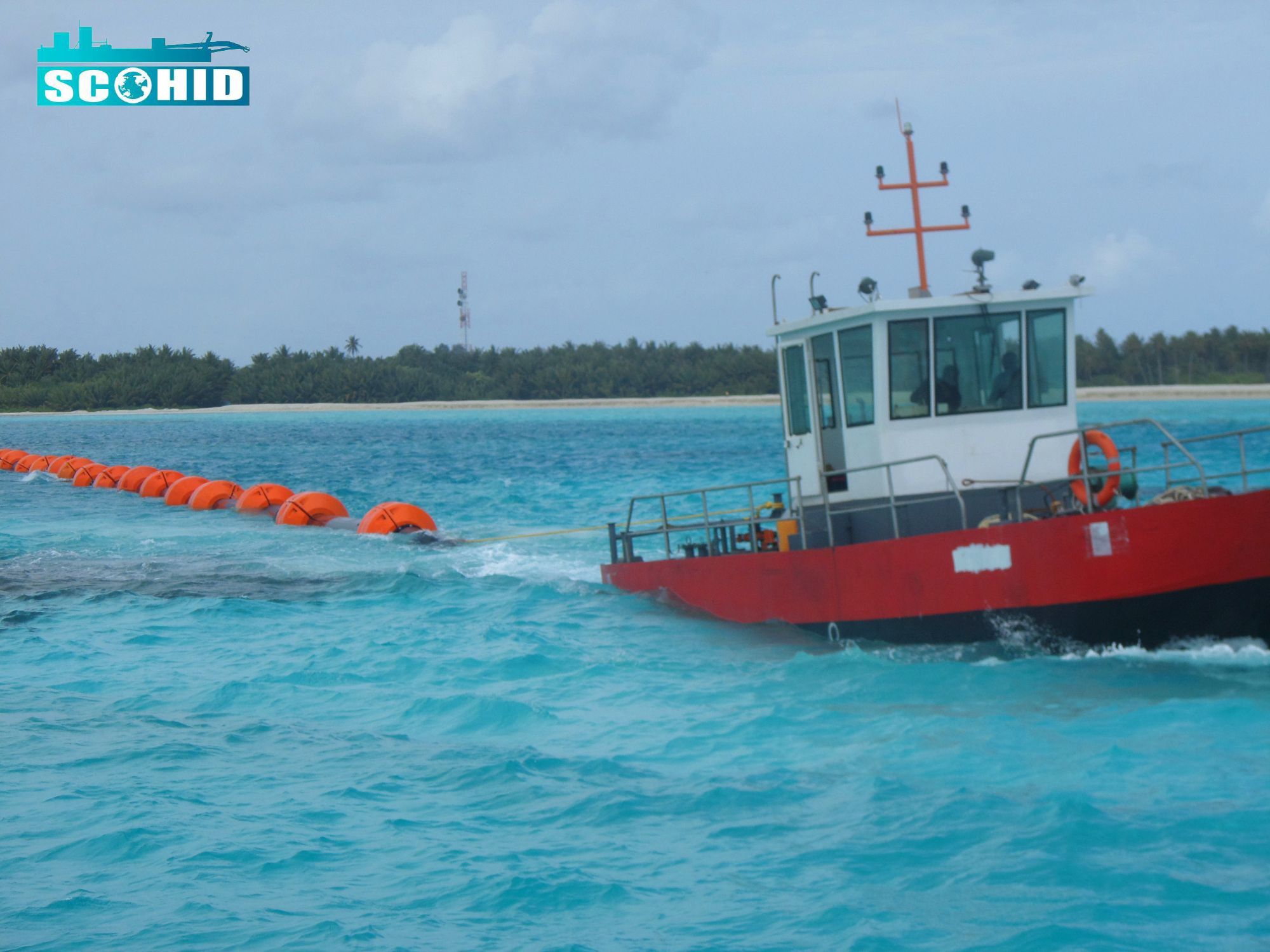 Remorqueur à ancre pour soutenir les dragues aux Maldives