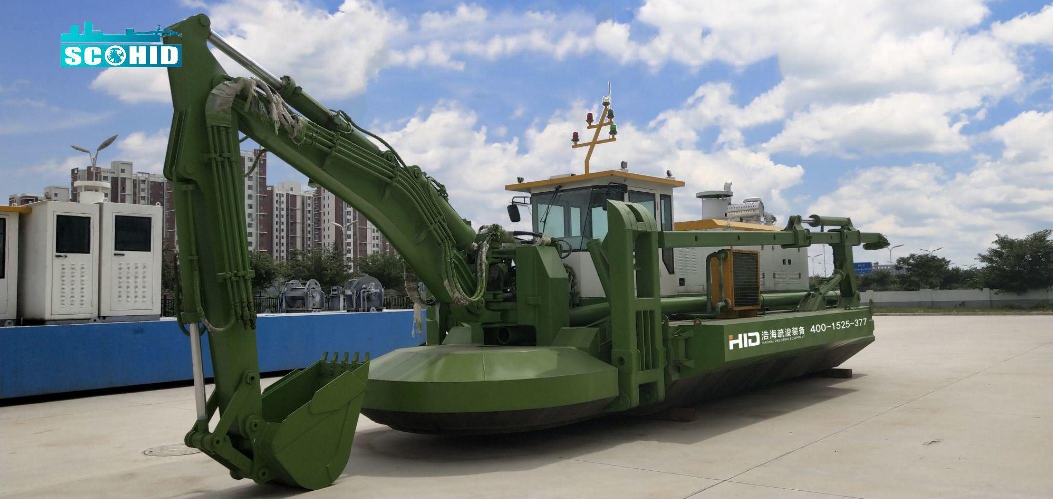 Drague automotrice amphibie de nettoyage des marais en Russie