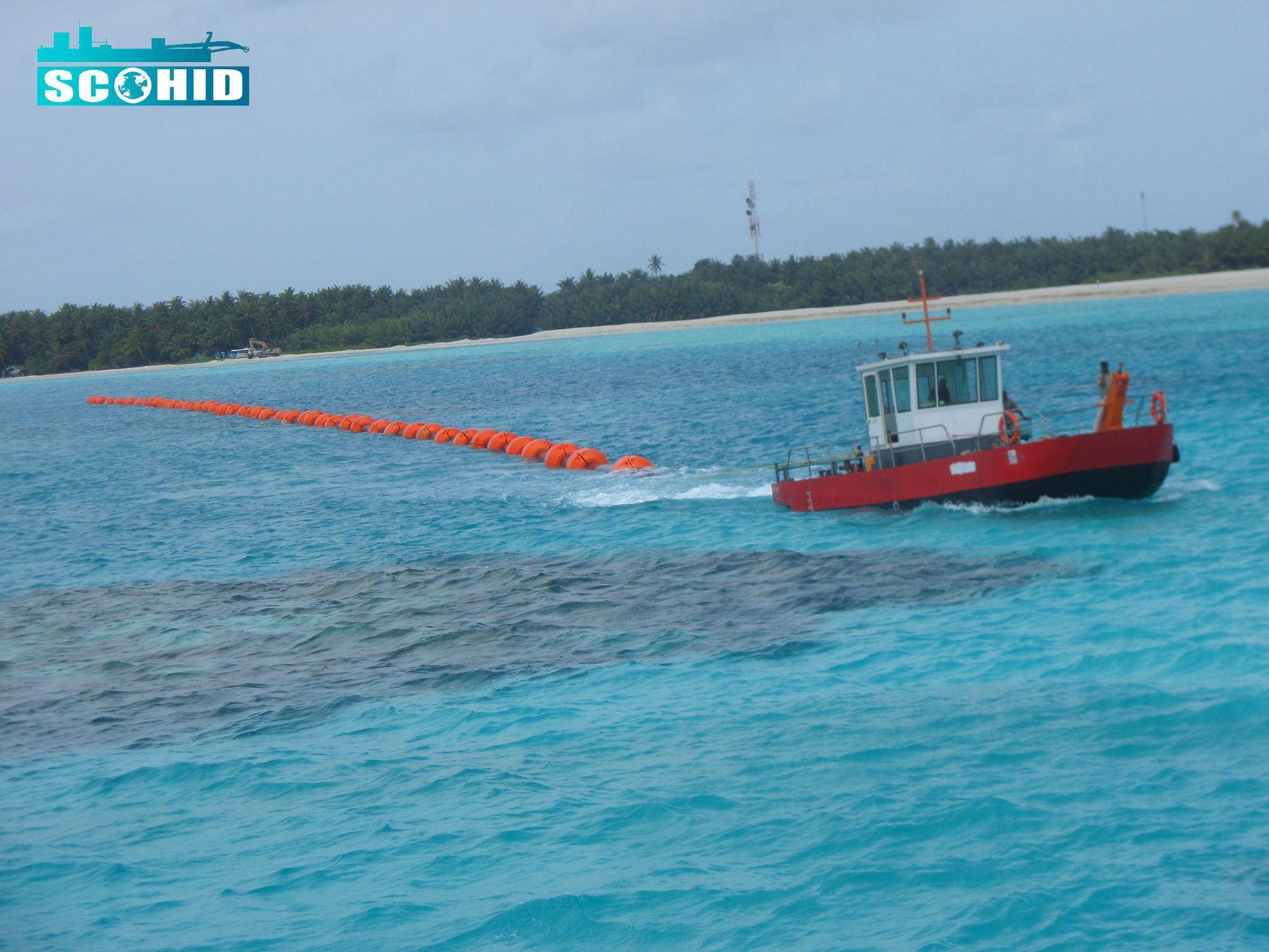 Remorqueur à ancre pour soutenir les dragues aux Maldives