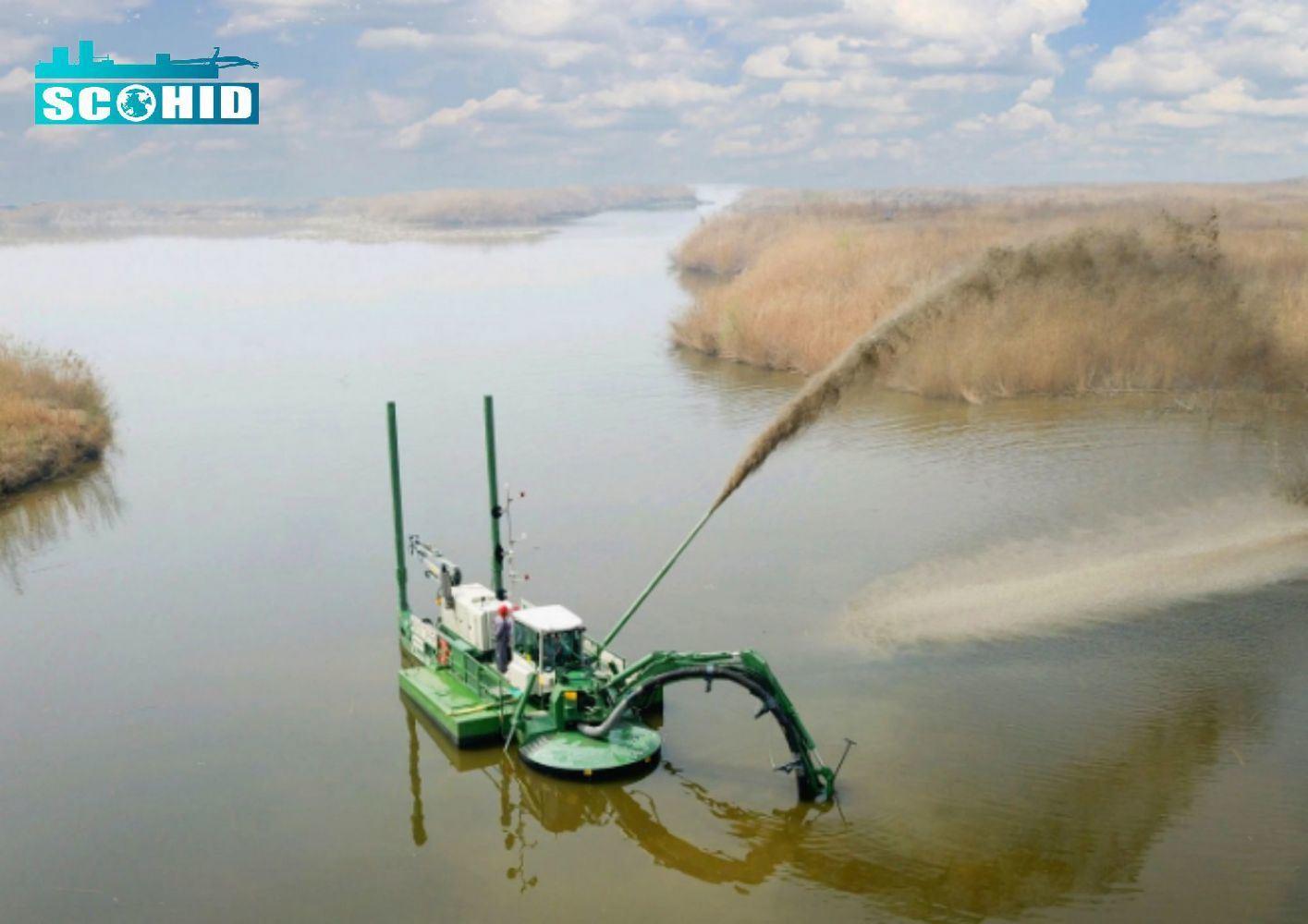 Drague automotrice amphibie de nettoyage des marais en Russie