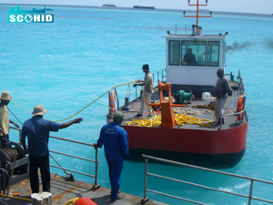 Remorqueur à ancre pour soutenir les dragues aux Maldives