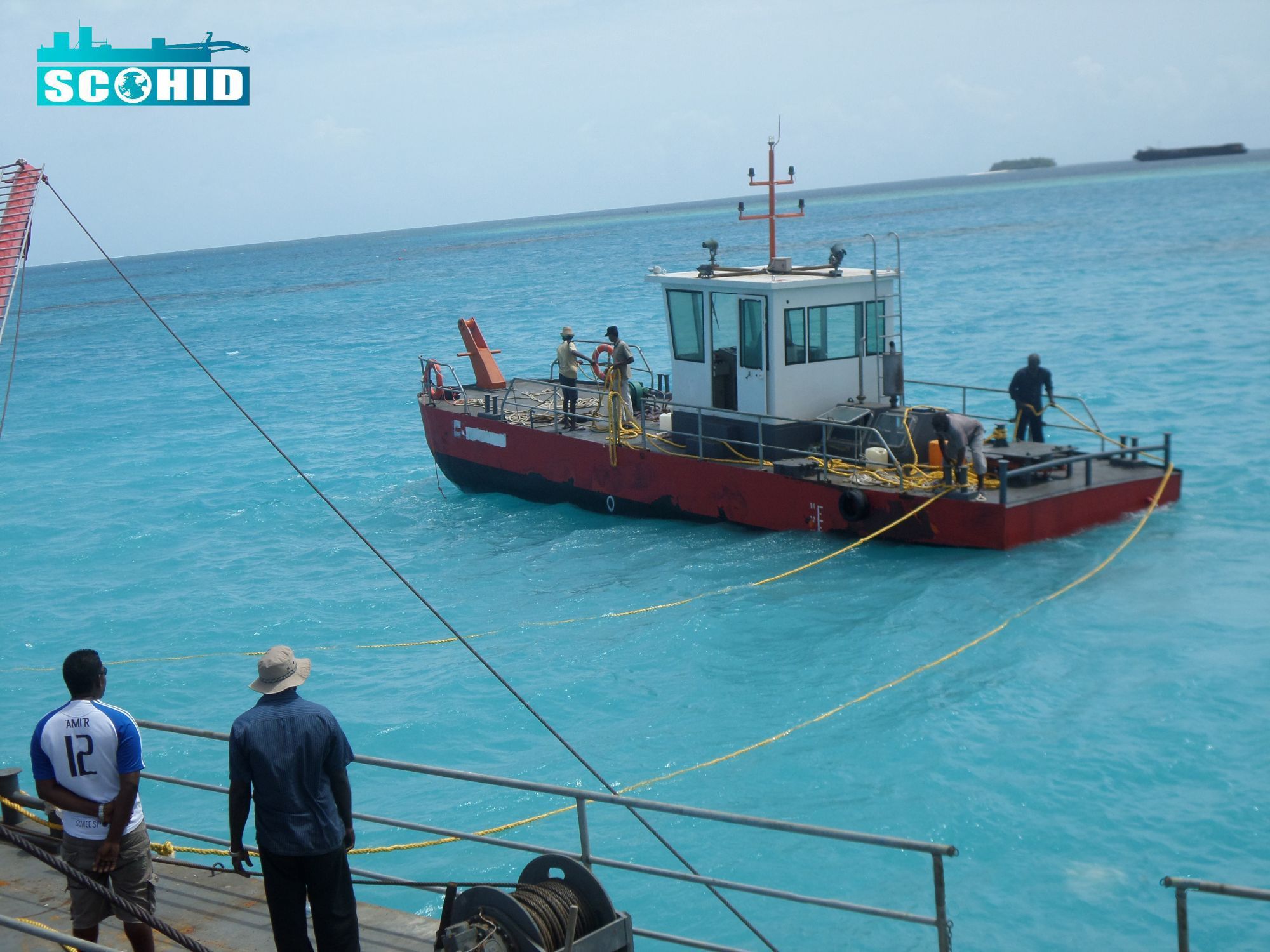 Remorqueur à ancre pour soutenir les dragues aux Maldives