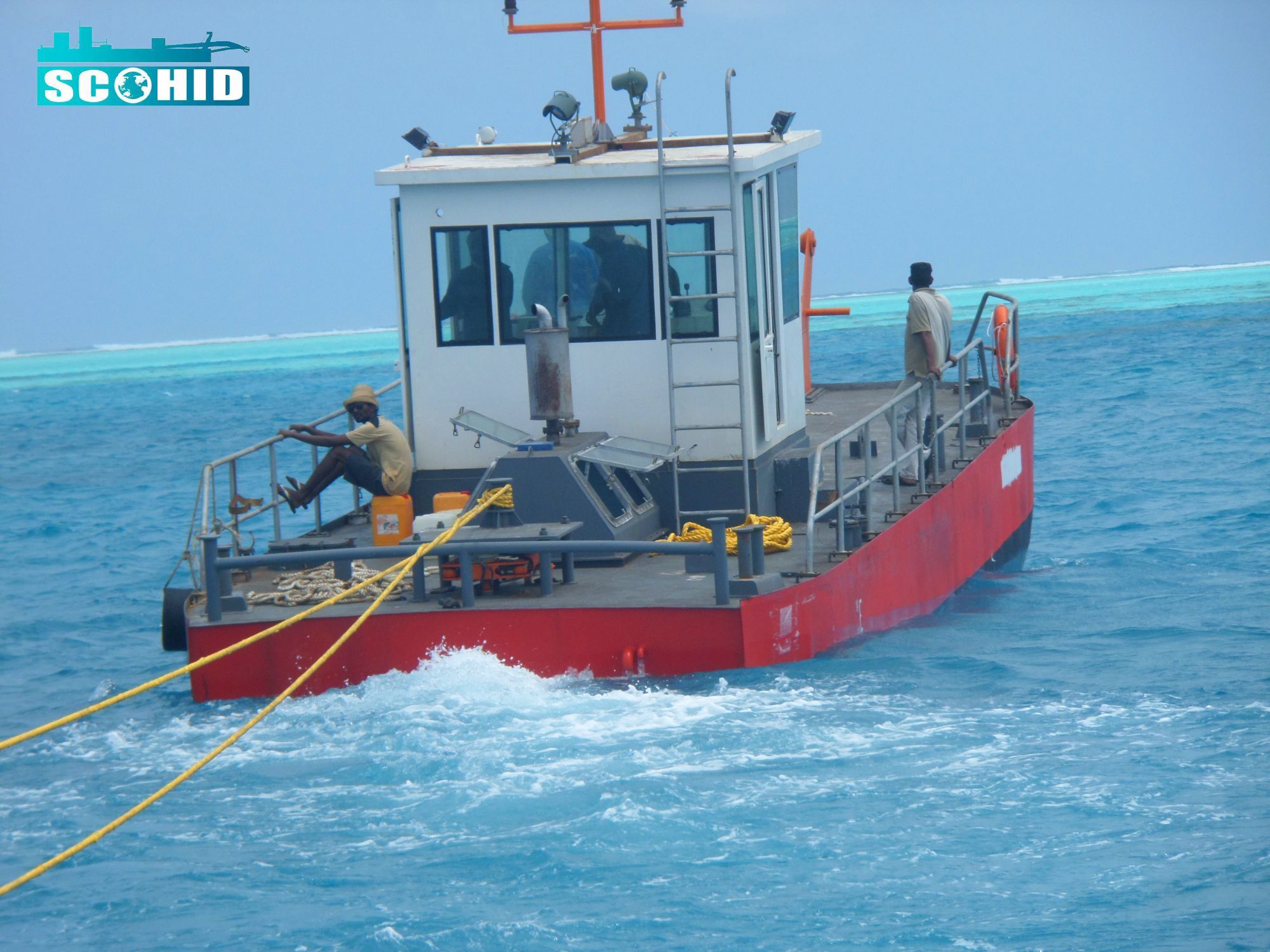 Remorqueur à ancre pour soutenir les dragues aux Maldives