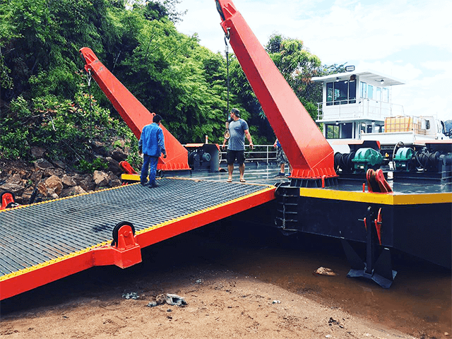 Barges de transport logistique d'équipement lourd automotrices 200t pour rivière/lac 